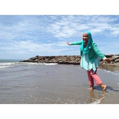 6 Tips Menggunakan Busana Hijab Untuk Ke Pantai