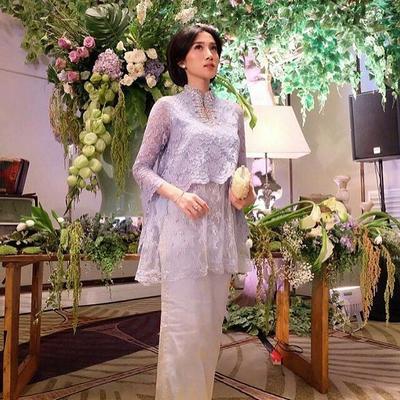 Ini Inspirasi Kebaya Modern Buat Ibu Hamil Dengan Nuansa