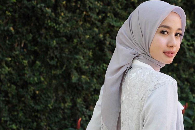 Terlihat Rapi Banget Ternyata Ini Tutorial Hijab Segi Empat Laudya Cynthia Bella Sehari Hari Life Mommyasia