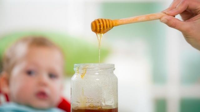 Hasil gambar untuk madu diberikan <a href='https://pontianak.tribunnews.com/tag/bayi' title='bayi'>bayi</a>