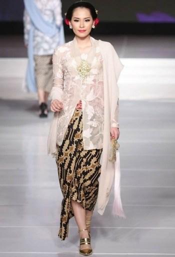 Inspirasi Kebaya Modern Yang Wajib Moms Muda Coba Di Tahun 2018 Ini