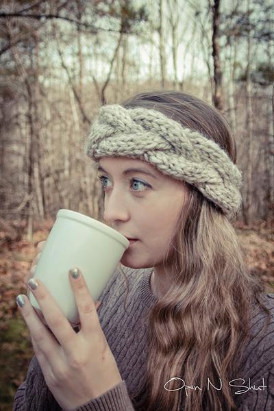 source: http://margoknits.blogspot.com/2014/06/cable-crown-super-bulky-headband.html